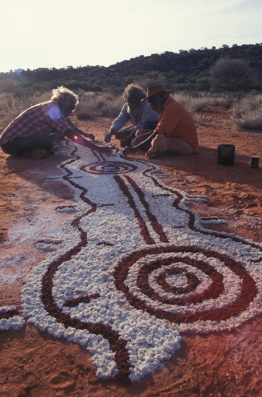 Ted Egan Jangala, Johnny Possum Japaljarri and Dinny Nolan Tjampitjinpa while creating the ground painting in the Australian bush near Alice Springs, 2002 Photo credit: © Arnaud Serval